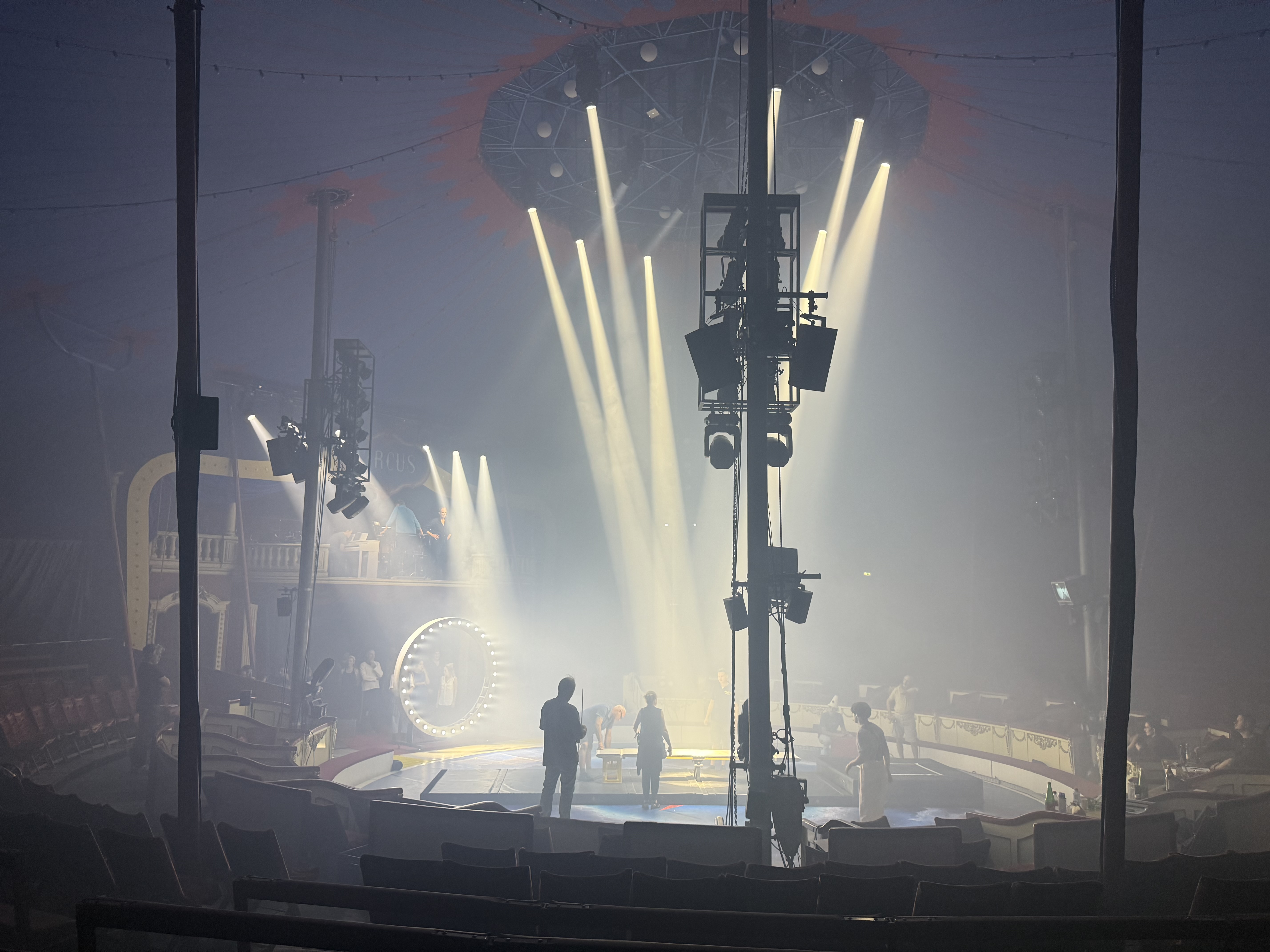 Cagliostro Musical Show Lichtszene im Zirkuszelt