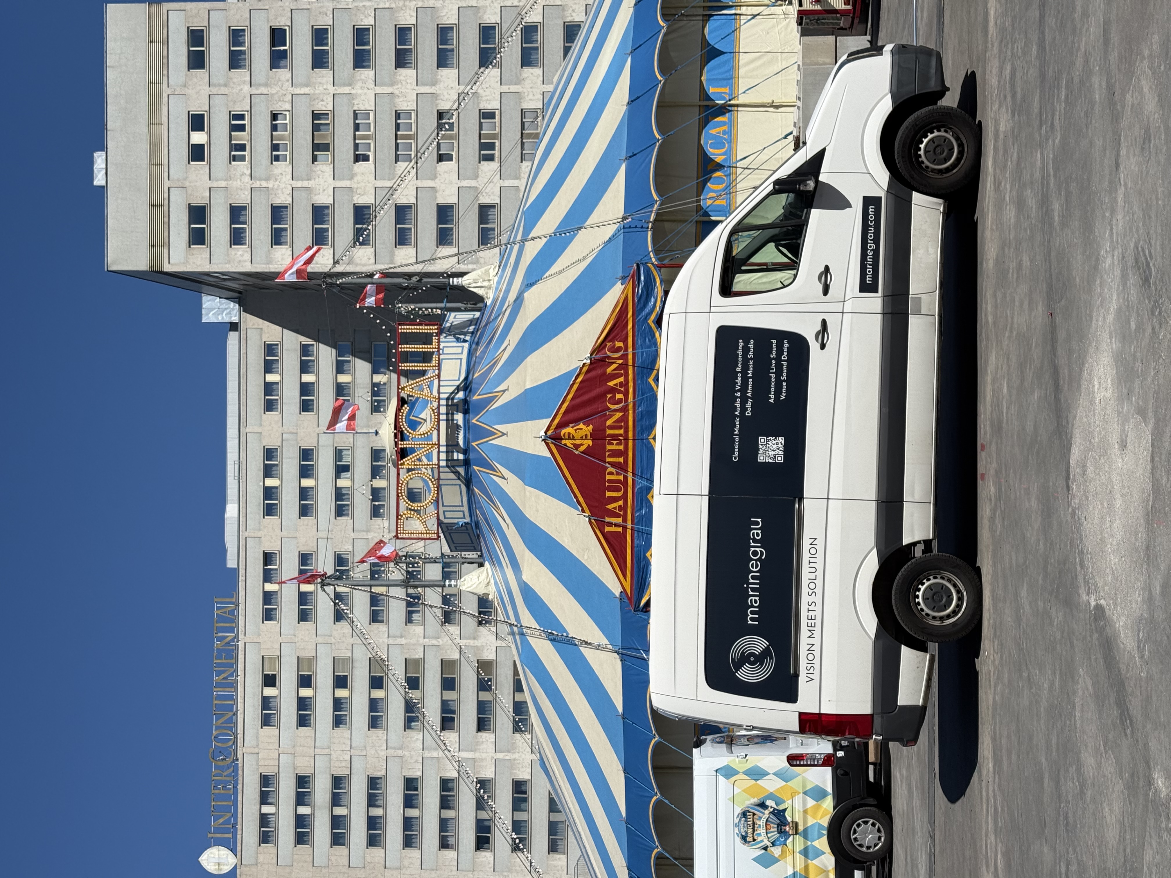 marinegrau Transporter Transporter vor dem Zirkuszelt