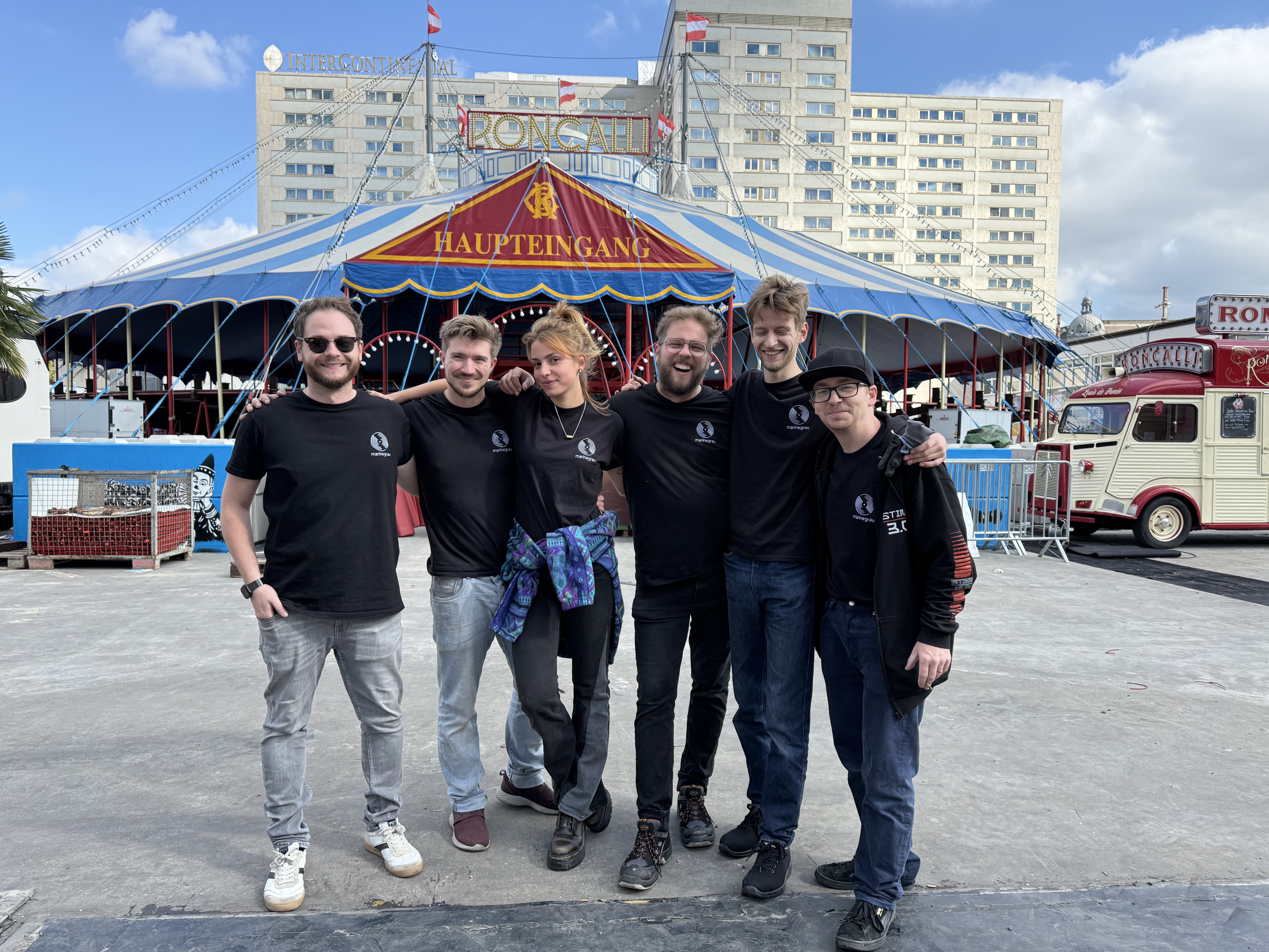 marinegrau Cagliostro Crew Crew vor dem Zirkuszelt