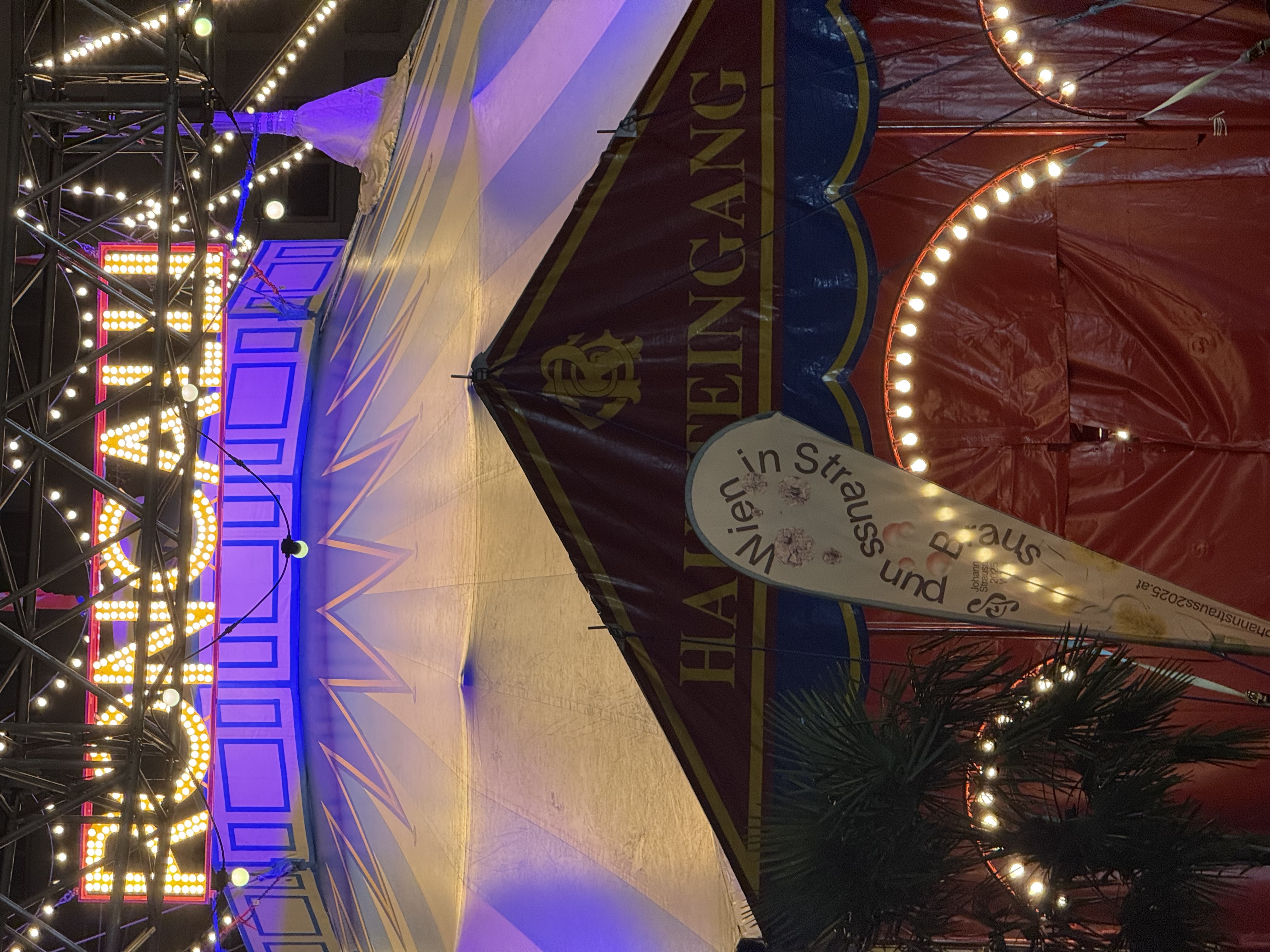 Circus Roncalli Haupteingang Foto vom Zirkuseingang