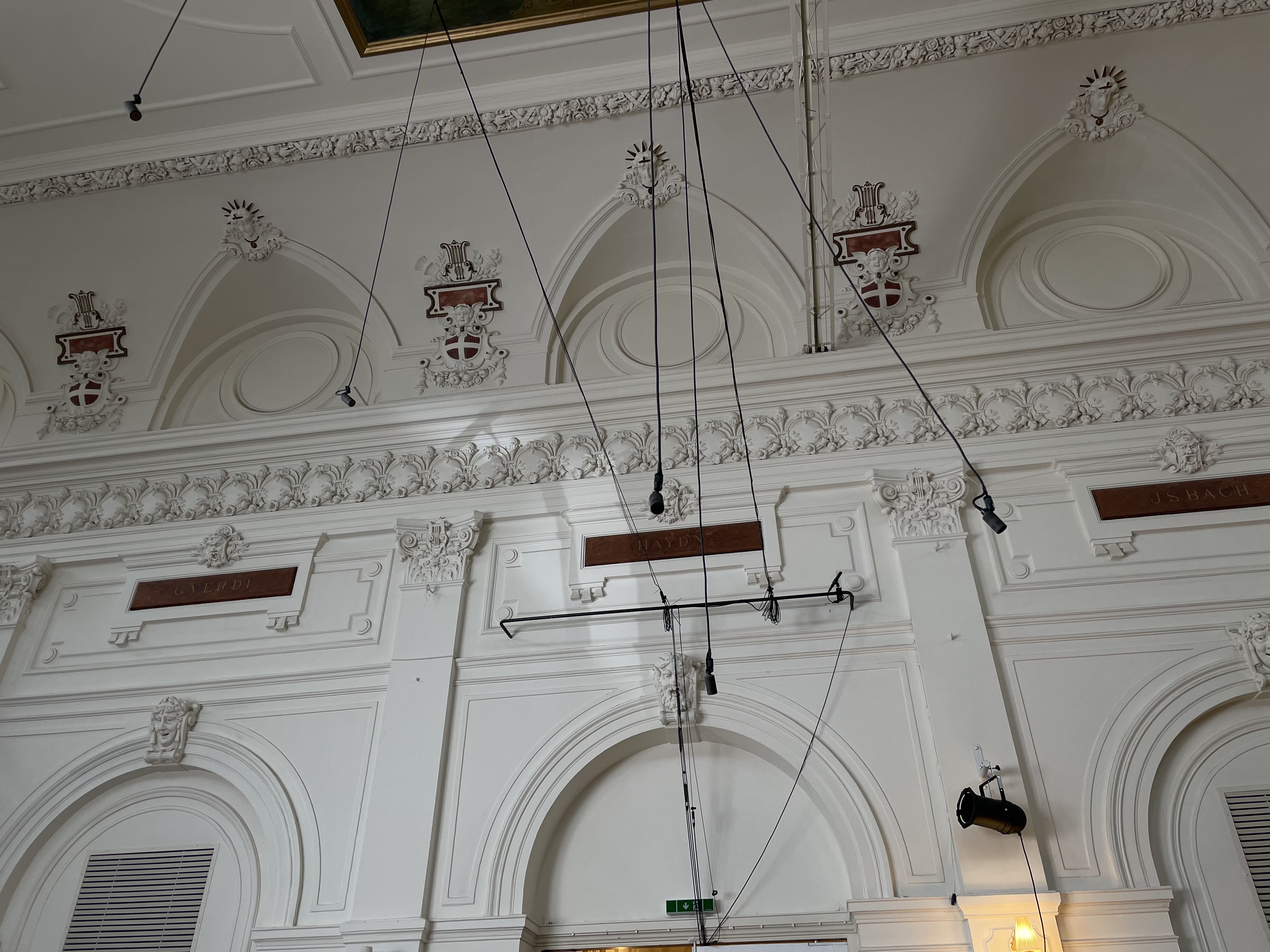 Foto der Drahtseile und Mikrofone