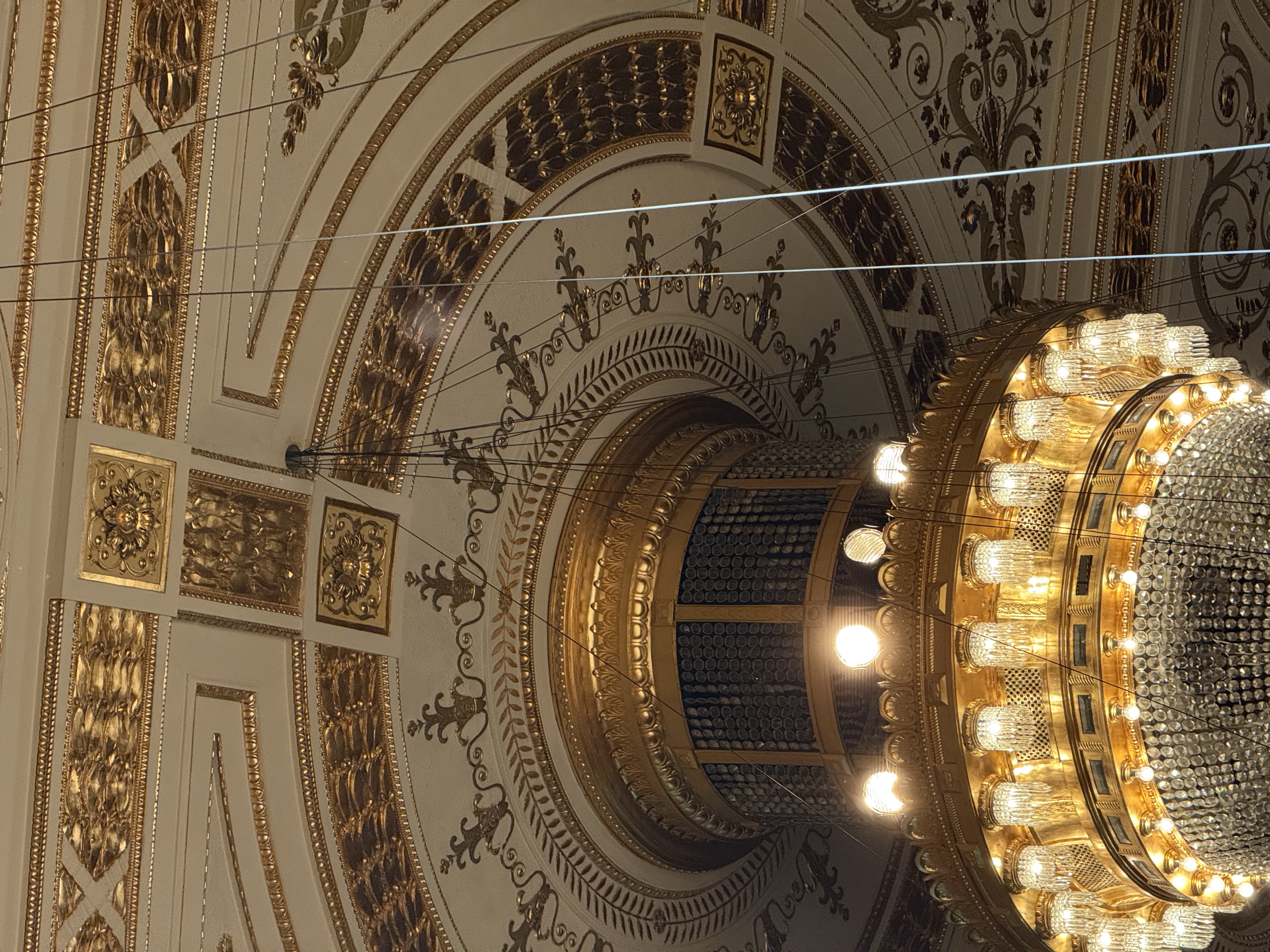 Kabel hängen von der Decke