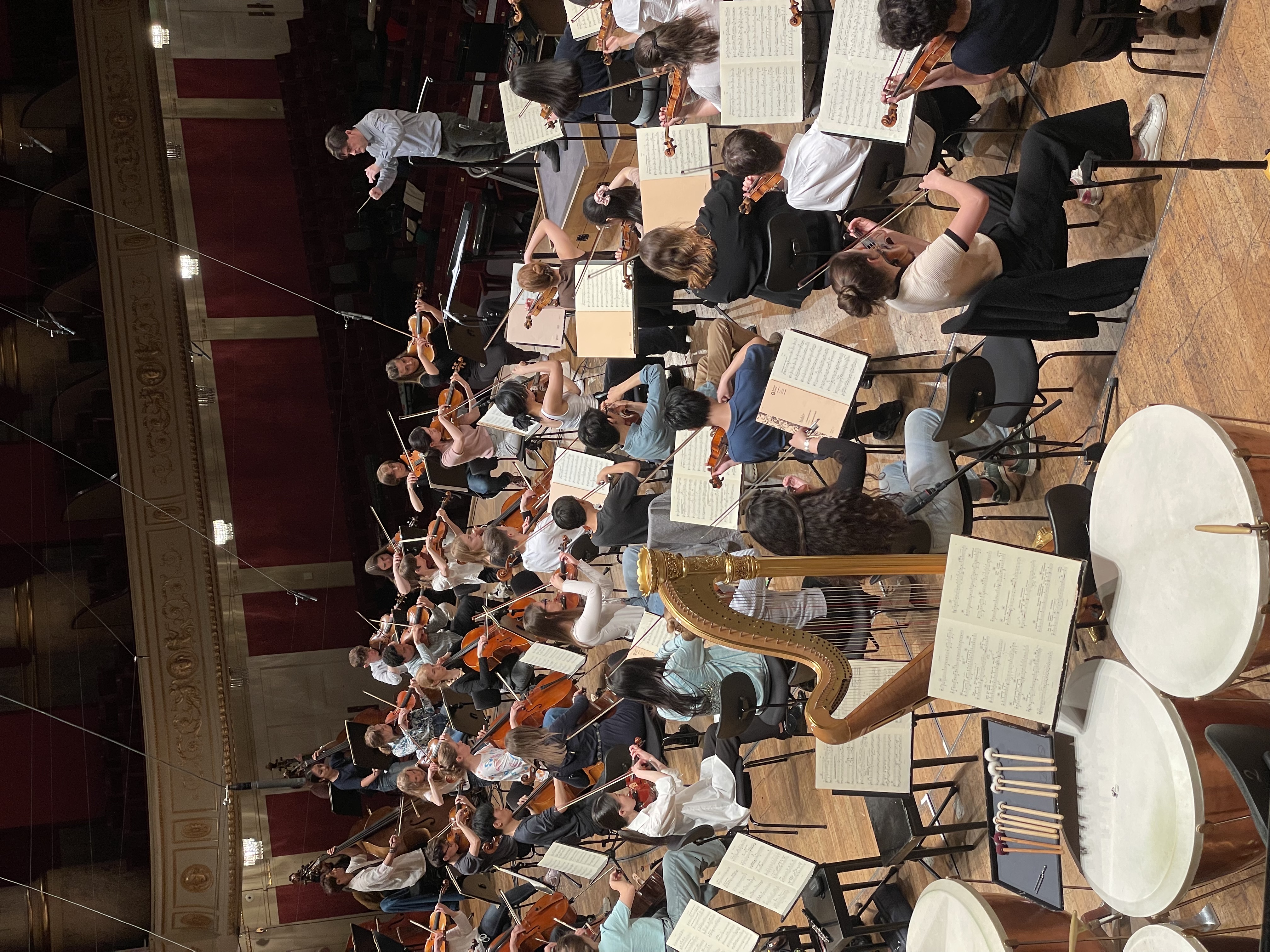 Foto des Orchester & Dirigent