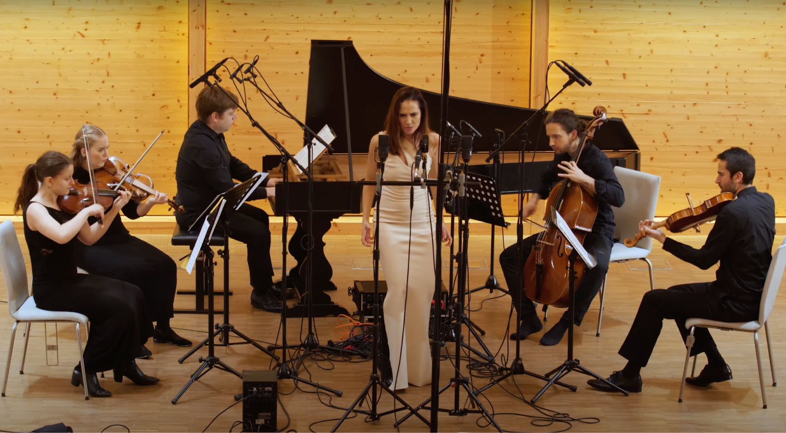 MusikerInnen bei der Aufnahme Frontalansicht der Aufnahme