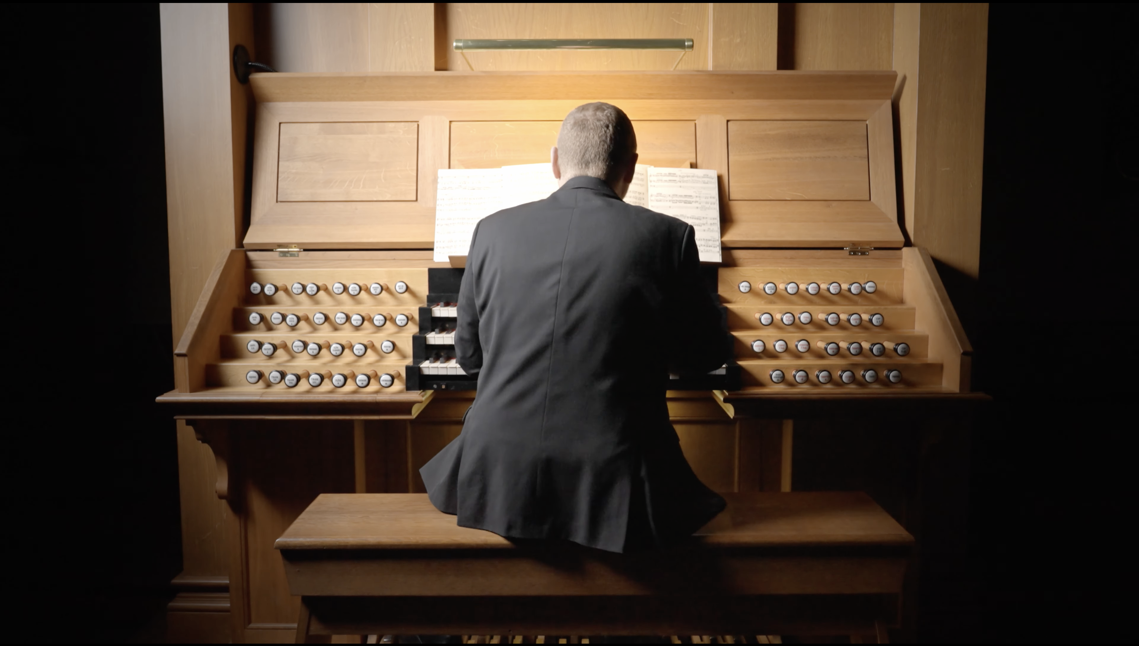Roman Hauser an der Orgel